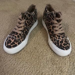 Leopard print tennis shoes